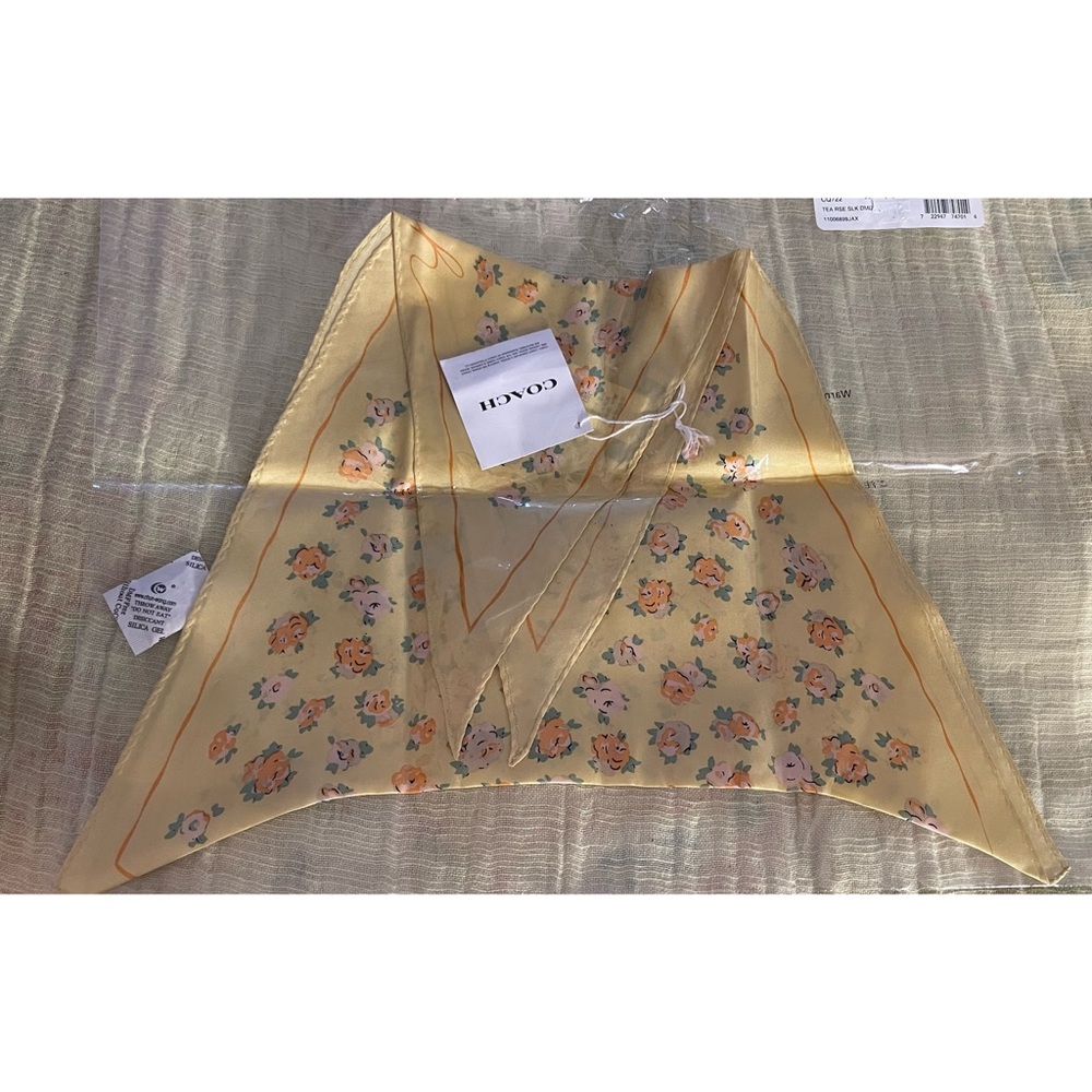 Coach Tea Rose Print Silk Diamond Scarf in Daisy NWT - Picture 5 of 9